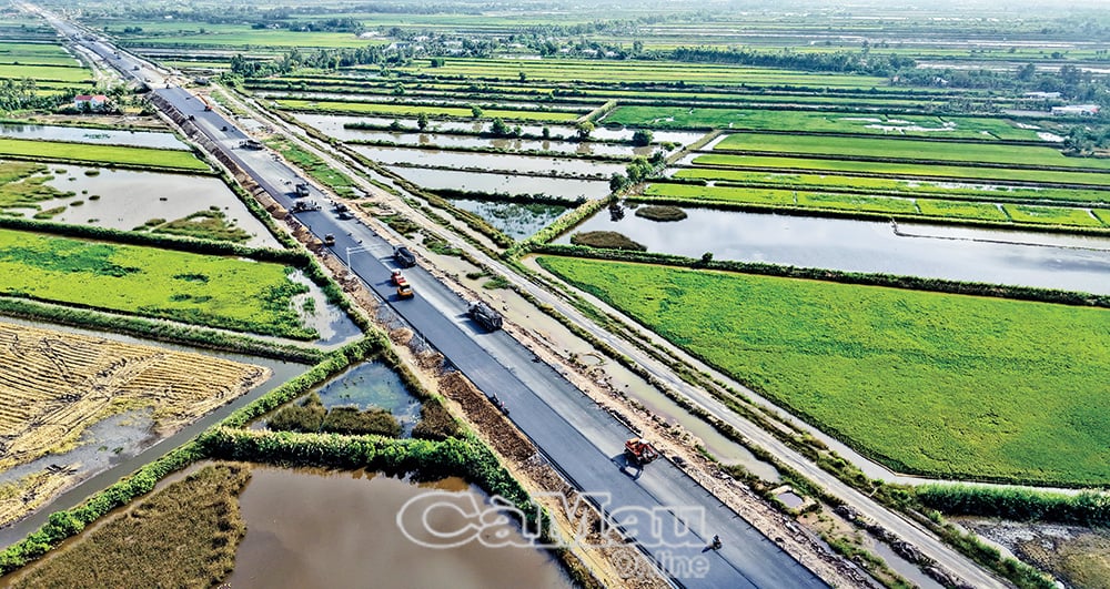 L'autostrada Can Tho - Ca Mau non è solo un progetto di costruzione, ma anche un simbolo delle aspirazioni di sviluppo delle province a sud del delta del Mekong nell'era del progresso nazionale. Foto: THANH MINH