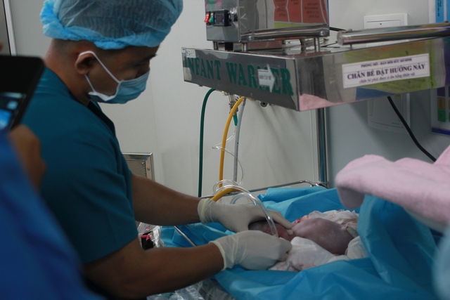 तू डू अस्पताल में नव वर्ष की पूर्व संध्या का विशेष आयोजन - फोटो 4। Đêm giao thừa đặc biệt tại Bệnh viện Từ Dũ- Ảnh 4.