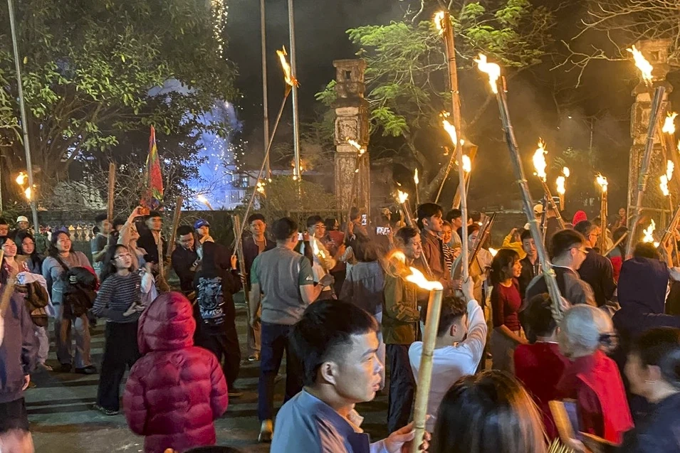 Penduduk kampung Dong Bong meminta api untuk menyambut tahun baru.