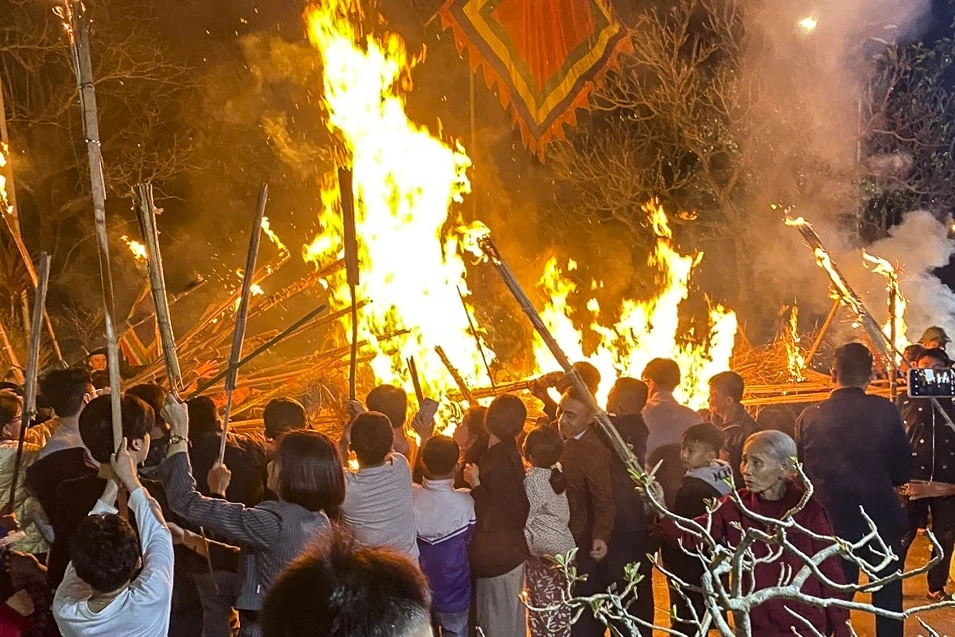 Penduduk kampung Dong Bong meminta api untuk menyambut tahun baru.