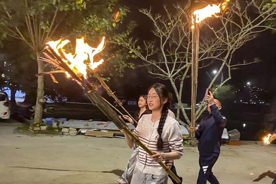 Penduduk kampung Dong Bong meminta api untuk menyambut tahun baru.