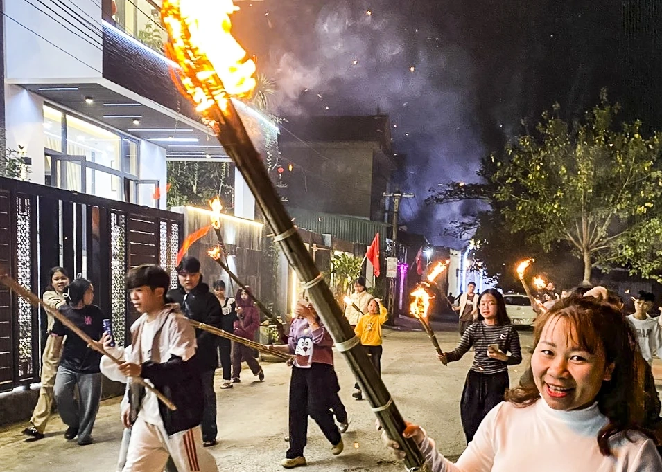 Penduduk kampung Dong Bong meminta api untuk menyambut tahun baru.