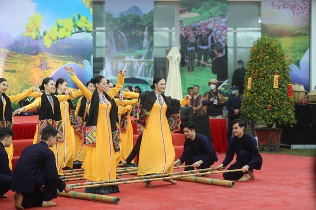 Vietnam Ethnic Groups Cultural and Tourism Village: Ein attraktives Frühlingsziel in der Hauptstadt - Foto 1. Làng Văn hóa – Du lịch các dân tộc Việt Nam: Điểm đến du xuân hấp dẫn của Thủ đô - Ảnh 1.