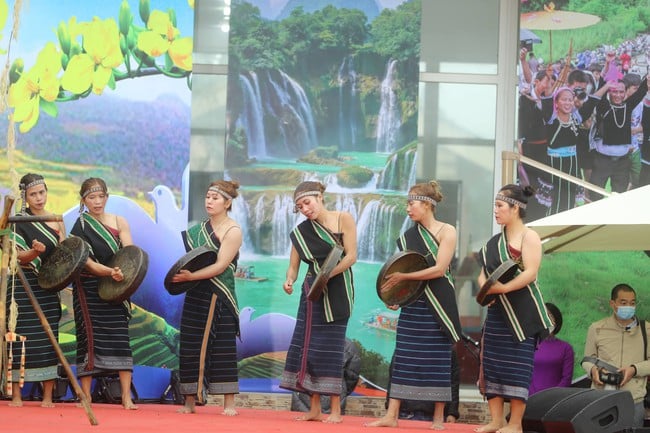 Vietnam Ethnic Groups Cultural and Tourism Village: Ein attraktives Frühlingsziel in der Hauptstadt - Foto 3. Làng Văn hóa – Du lịch các dân tộc Việt Nam: Điểm đến du xuân hấp dẫn của Thủ đô - Ảnh 3.