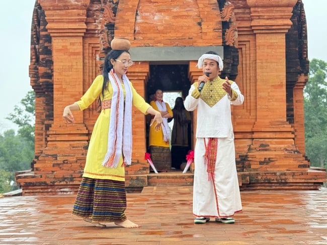 Vietnam Ethnic Groups Cultural and Tourism Village: Ein attraktives Frühlingsziel in der Hauptstadt - Foto 4. Làng Văn hóa – Du lịch các dân tộc Việt Nam: Điểm đến du xuân hấp dẫn của Thủ đô - Ảnh 4.