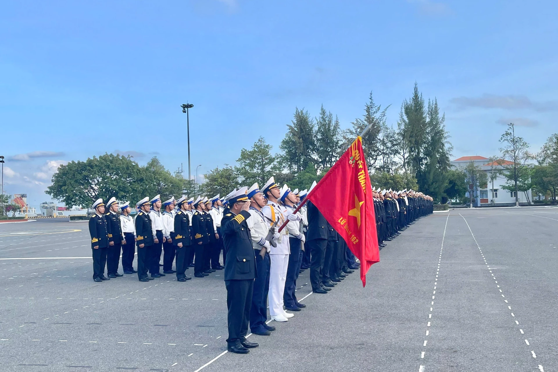 旅団の将校と兵士は新年の始まりに国旗に敬礼します。