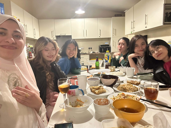 동푸옹린(오른쪽, 흰색 아오자이를 입고 있음).