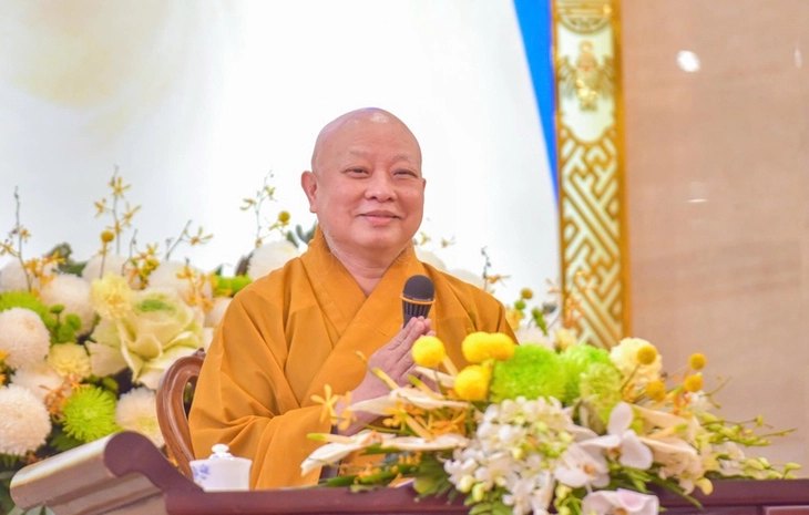 Hòa thượng Thích Lệ Trang nói về nguồn gốc, cách thức làm lễ giao thừa và tục chọn người 'xông đất' - Ảnh 2.