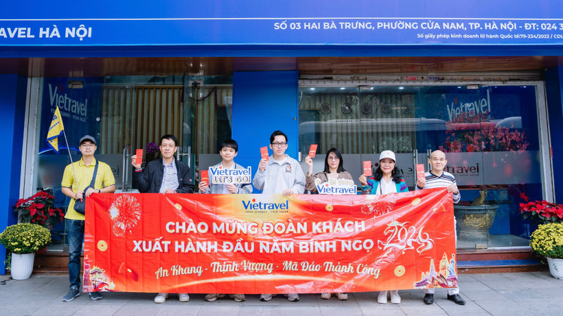 Die Touristengruppe brach am Morgen des ersten Tages des chinesischen Neujahrs (Jahr des Pferdes) zu ihrer Reise auf.