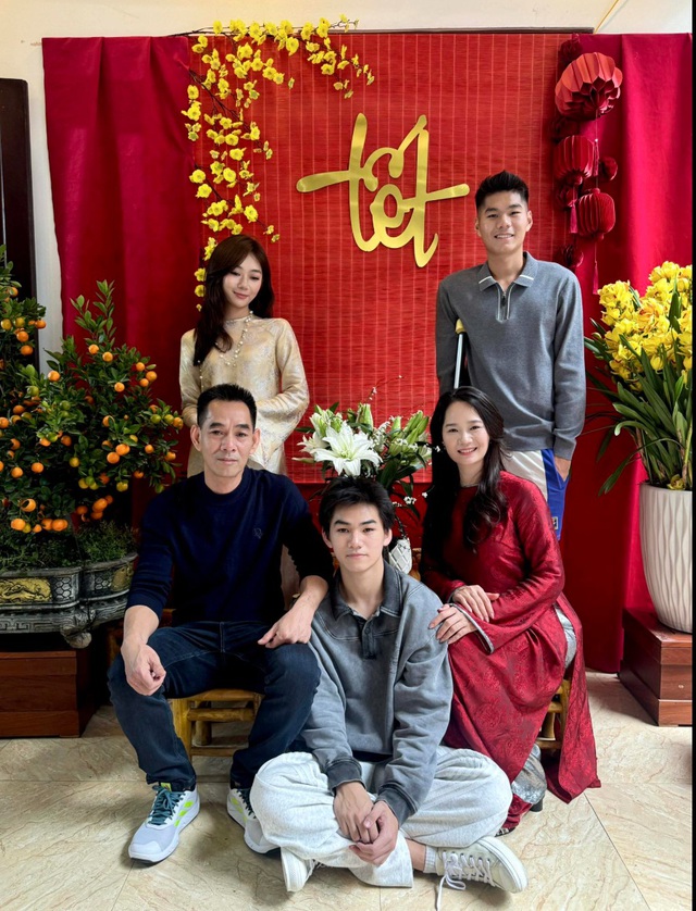 Hieu Minh postete ein Foto von sich, auf dem er an Krücken Tet mit seiner Familie feiert; Dinh Bac und Minh Phuc teilten rührende Worte – Foto 1.