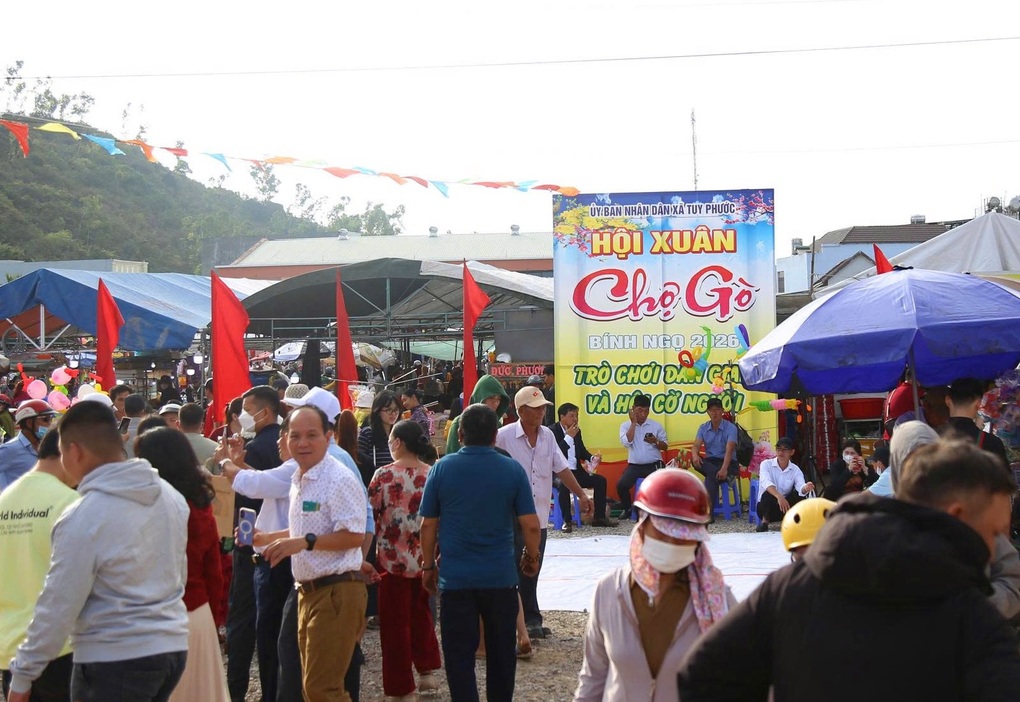 On the first day of the Lunar New Year, people flock to one of Vietnam's most unique markets - 1