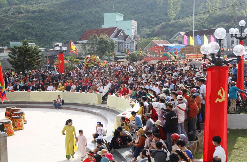 On the first day of the Lunar New Year, people flock to one of Vietnam's most unique markets - 3