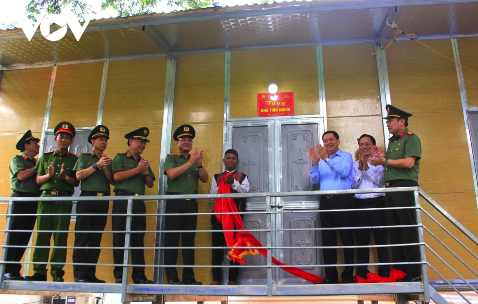 Les habitants des régions montagneuses de la province de Quang Tri sont ravis de recevoir de nouvelles maisons.