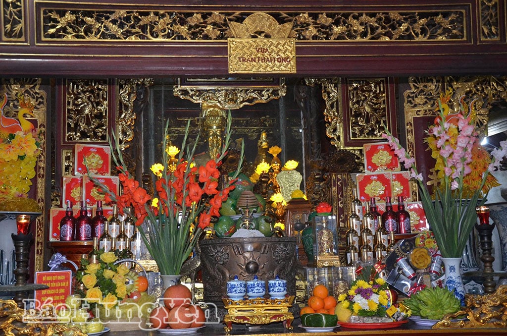 Bên trong khu thờ Vua Trần Thái Tông. 