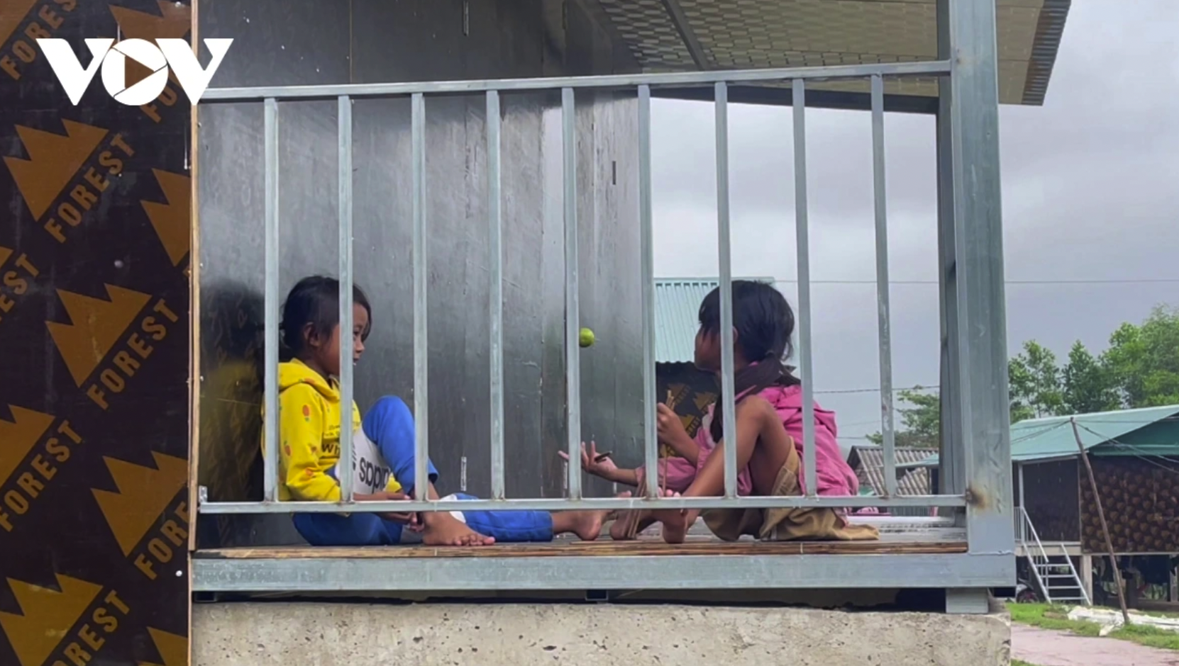 Les enfants jouent joyeusement dans leur nouvelle maison.