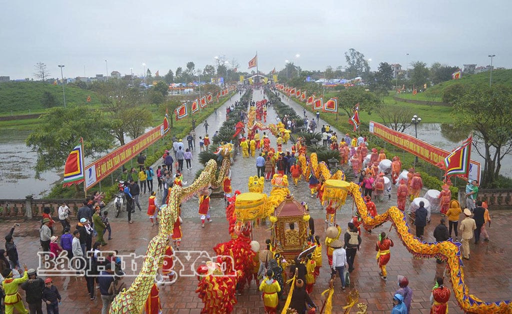 Lễ hội đền Trần tổ chức nhiều hoạt động rước lễ, vui chơi thú vị. 