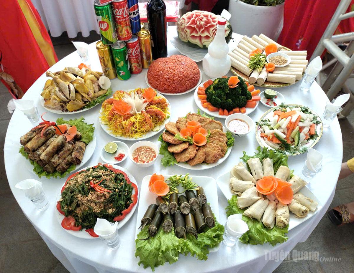 Makanan yang disajikan saat Tet (Tahun Baru Vietnam) harus seimbang secara nutrisi.