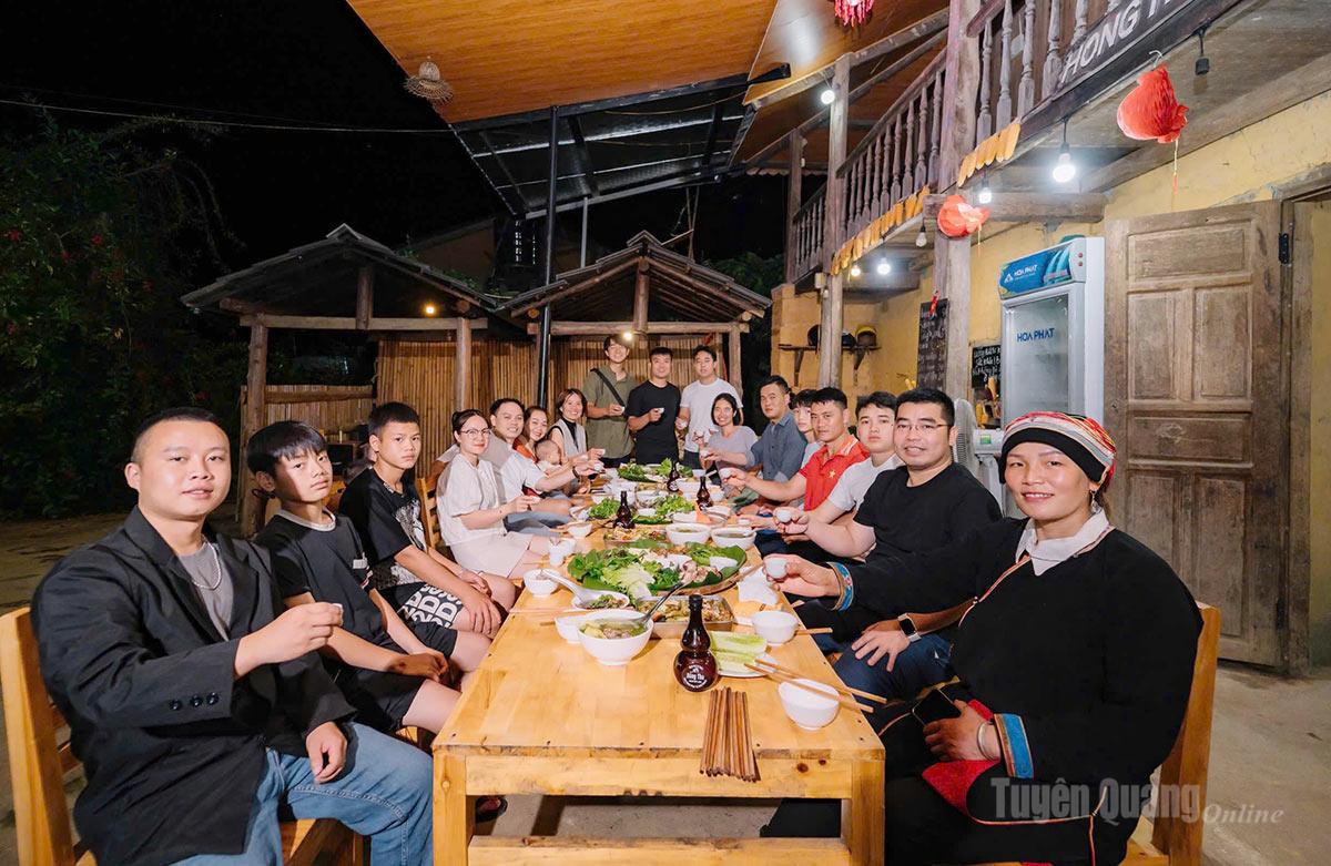 Wisatawan menikmati masakan lokal di Desa Wisata Komunitas Nặm Đăm, Komune Quản Bá. Foto: Hoàng Hà
