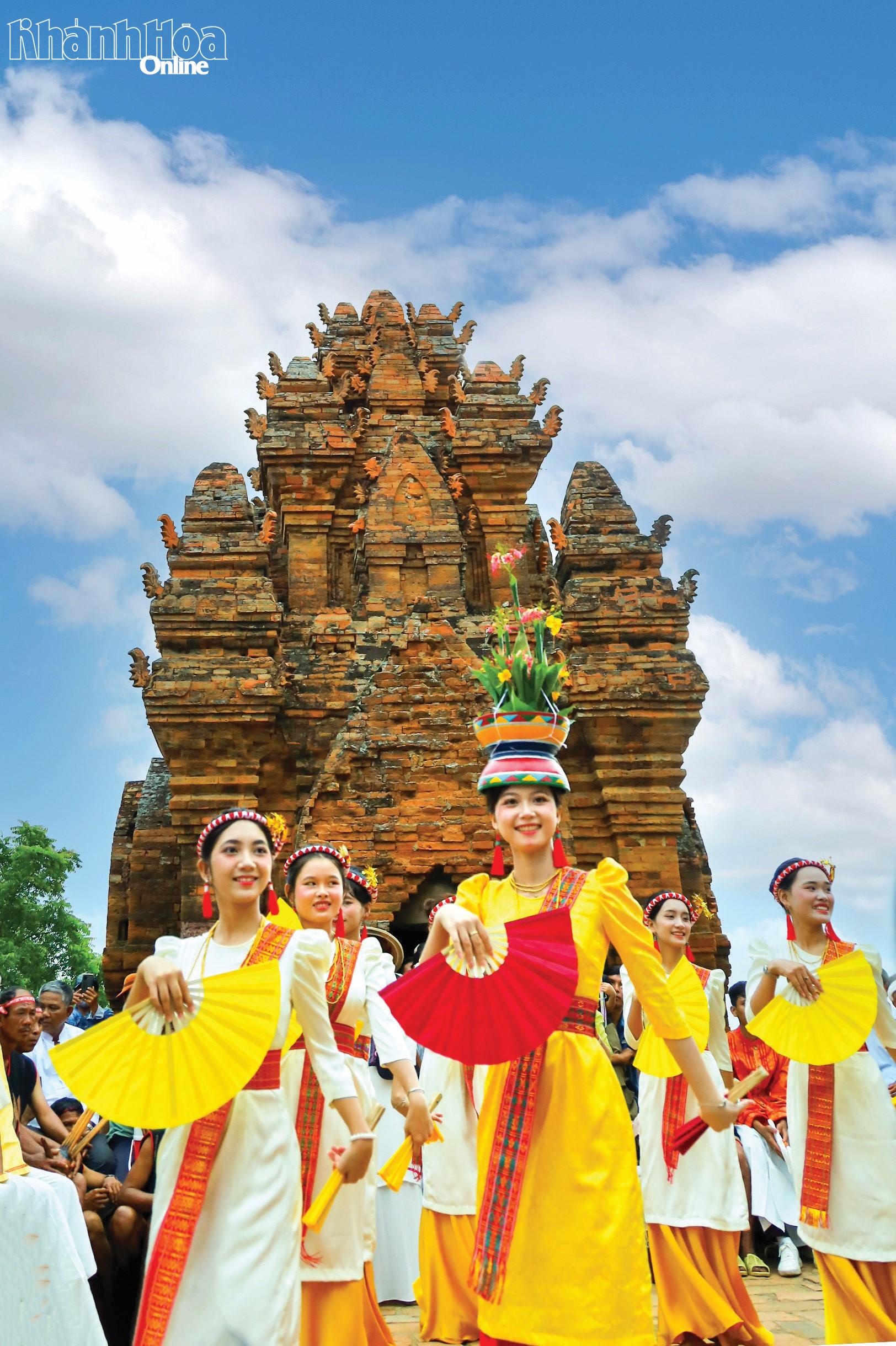 ຍິງສາວຈຳປາທີ່ສະຫງ່າງາມສະແດງຟ້ອນລຳພື້ນເມືອງຂອງຊາວຈຳ.