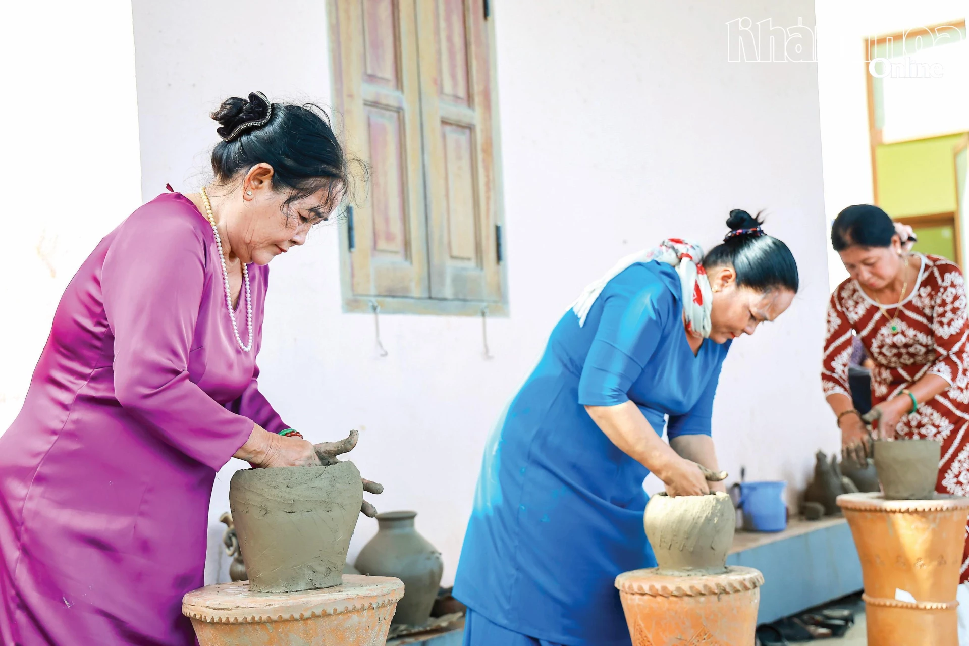 ຫັດຖະກຳເຄື່ອງປັ້ນດິນເຜົາພື້ນເມືອງຂອງຊາວເຜົ່າຈຳແມ່ນຕິດພັນກັບຮູບພາບຄວາມພາກພຽນ ແລະ ການເຮັດວຽກໜັກຂອງແມ່ຍິງຂອງເຂົາເຈົ້າ.