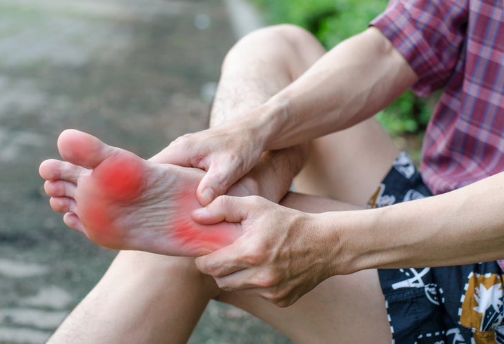Đi bộ lâu: Làm thế nào để chân không bị quá tải?- Ảnh 1.
