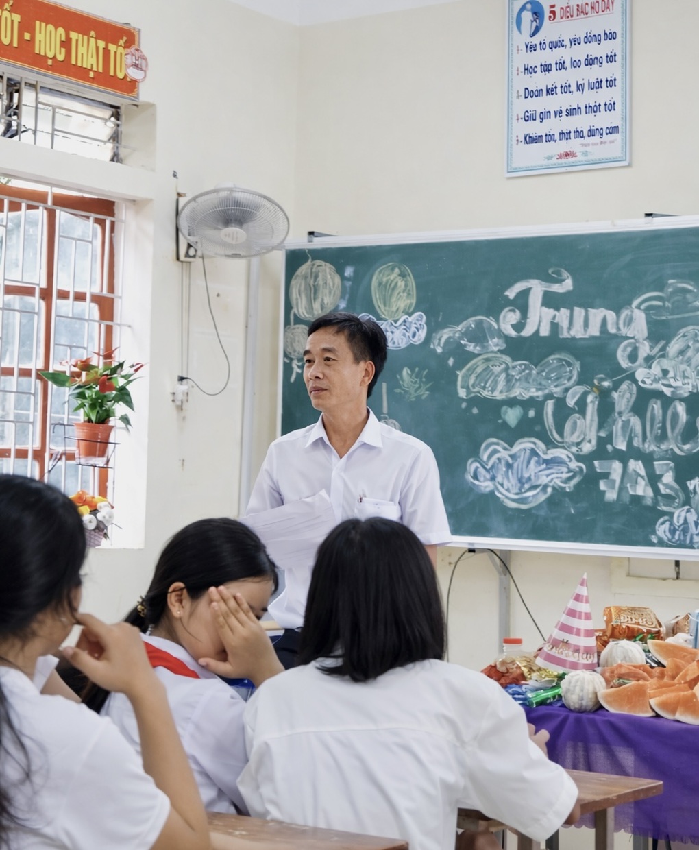 A literature teacher with 30 years of teaching experience has never assigned homework to students during Tet (Lunar New Year) - 2