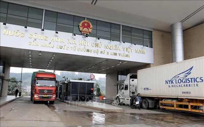 Container-Lkw transportieren Importwaren am Grenzübergang II der Kim-Thanh-Internationalen Straße. Foto: Quoc Khanh – VNA (Foto: Quoc Khanh – VNA) Xe container vận chuyển hàng hóa nhập khẩu tại Cửa khẩu quốc tế đường bộ số II Kim Thành. Ảnh: Quốc Khánh - TTXVN