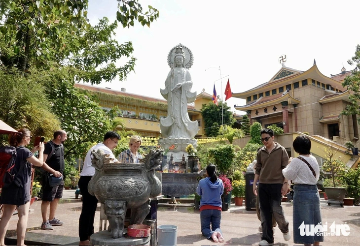 Xuất hành - Ảnh 2.