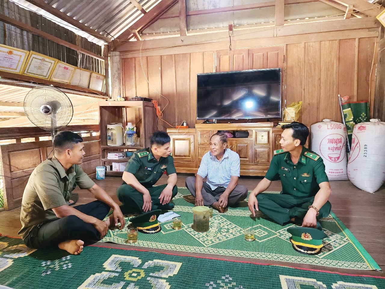 Cán bộ Đồn Biên phòng Hướng Lập luôn gần gũi, sâu sát với người dân Cù Bai&nbsp;- Ảnh: H.N
