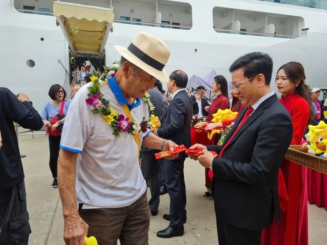 Due navi da crociera con a bordo quasi 2.400 turisti internazionali sono state le prime ad arrivare ad Ha Long - Foto 2. 2 du thuyền mang gần 2.400 khách quốc tế xông đất Hạ Long- Ảnh 2.