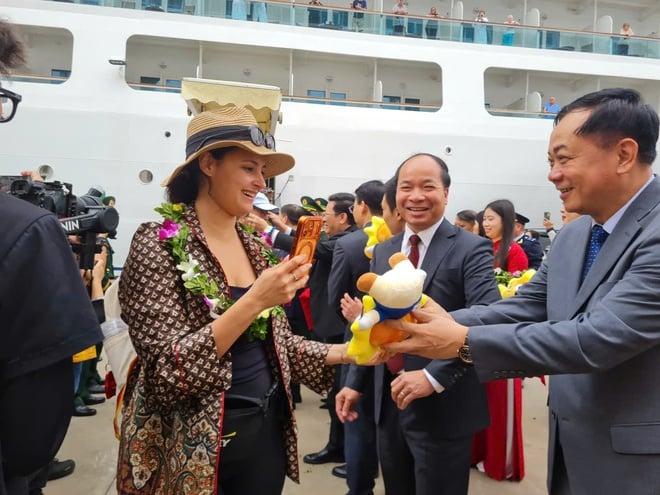 Due navi da crociera con a bordo quasi 2.400 turisti internazionali sono state le prime ad arrivare ad Ha Long - Foto 3. 2 du thuyền mang gần 2.400 khách quốc tế xông đất Hạ Long- Ảnh 3.