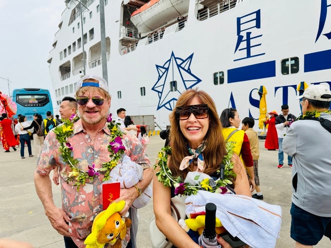 Due navi da crociera con a bordo quasi 2.400 turisti internazionali sono state le prime ad arrivare ad Ha Long - Foto 5. 2 du thuyền mang gần 2.400 khách quốc tế xông đất Hạ Long- Ảnh 5.