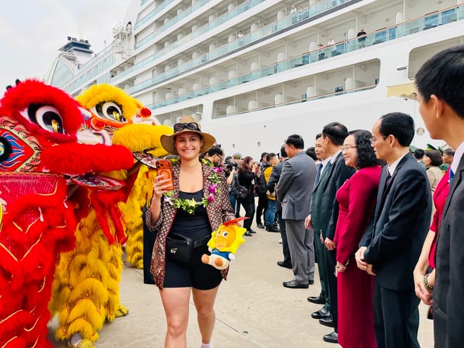Due navi da crociera con a bordo quasi 2.400 turisti internazionali sono state le prime ad arrivare ad Ha Long - Foto 8. 2 du thuyền mang gần 2.400 khách quốc tế xông đất Hạ Long- Ảnh 8.