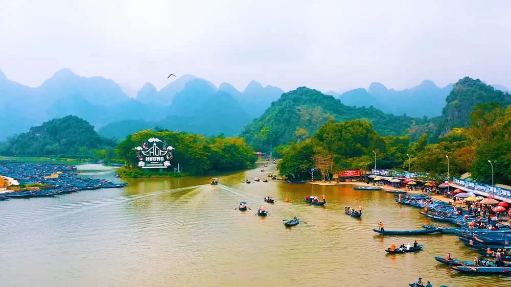 La pagoda di Huong accoglie 25.000 visitatori all'inizio dell'anno.