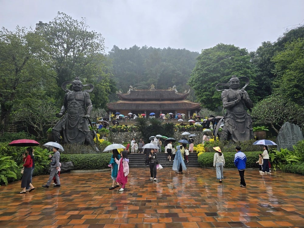 I visitatori sfidano la pioggia primaverile per ammirare il panorama presso la pagoda Dia Tang Phi Lai - foto 1