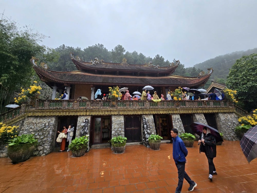 I visitatori sfidano la pioggia primaverile per ammirare il panorama presso la pagoda Dia Tang Phi Lai - foto 2