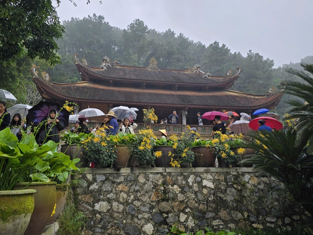 I visitatori sfidano la pioggia primaverile per ammirare il panorama presso la pagoda Dia Tang Phi Lai - foto 3