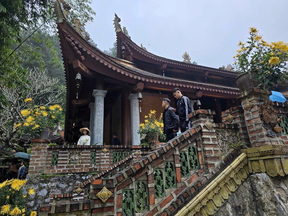 I visitatori sfidano la pioggia primaverile per ammirare il paesaggio presso la pagoda Dia Tang Phi Lai - foto 16