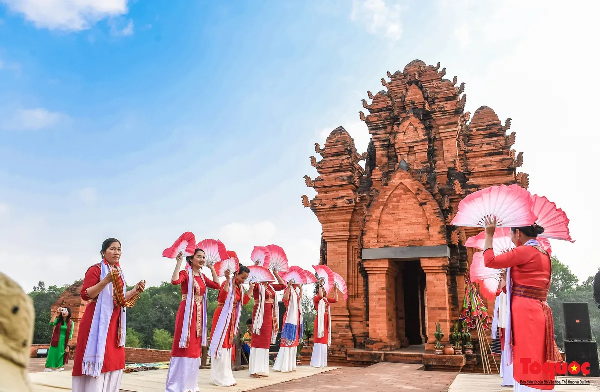 Xuân về trảy hội muôn phương- Ảnh 1.