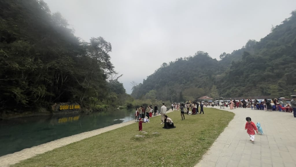 Ngày đầu năm, nhân dân và du khách chọn hành trình 