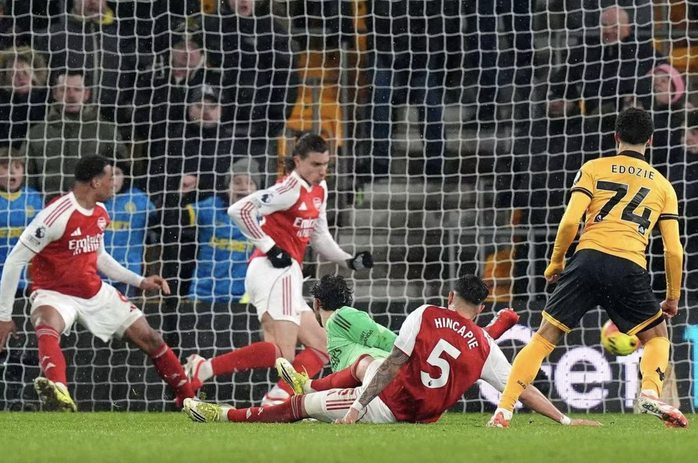 L'Arsenal ha subito un gol nei minuti di recupero, perdendo punti al Molineux - Foto 3.
