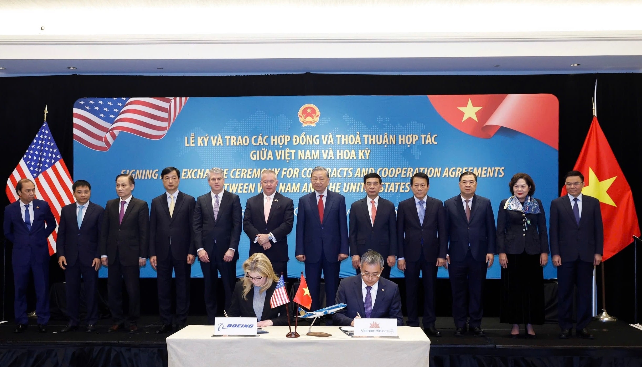 1. Vietnam Airlines unterzeichnete in Washington, D.C. (USA), in Anwesenheit von Generalsekretär To Lam und der Delegation einen Vertrag über den Kauf von 50 Boeing 737-8 Schmalrumpfflugzeugen im Wert von bis zu 8,1 Milliarden US-Dollar.