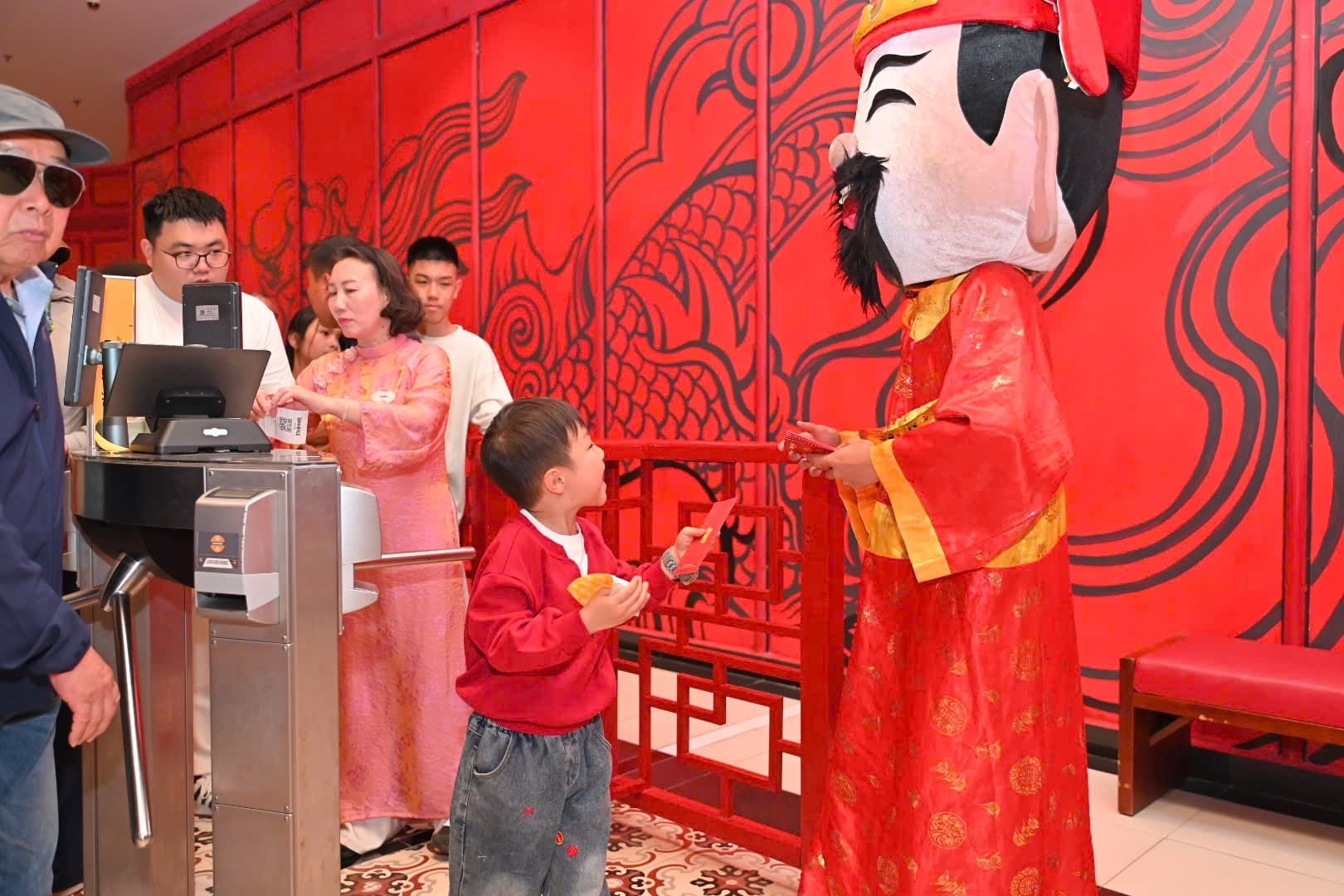 サンワールド・ハロンエリアでは、活気に満ちた獅子舞のパフォーマンスが旧正月の幕開けを告げた。