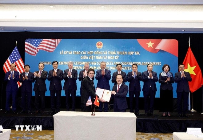 Generalsekretär To Lam wohnte der Lizenzverleihungszeremonie zwischen dem Ministerium für Wissenschaft und Technologie und der Starlink Company bei. Starlink Services Vietnam Co., Ltd. erhielt eine Lizenz zur Bereitstellung von Telekommunikationsdiensten mit Netzwerkinfrastruktur (Satelliten-Festnetz) und eine Lizenz zur Bereitstellung von Telekommunikationsdiensten mit Netzwerkinfrastruktur (Satelliten-Mobilfunknetz). (Foto: Thong Nhat/VNA) ttxvn-tl-1-resize-2102.jpg