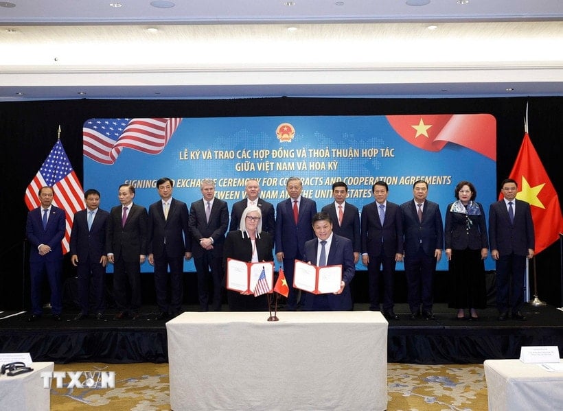 Generalsekretär To Lam wohnte der Unterzeichnungszeremonie des Vertrags zwischen VietjetAir (Vietnam) und Pratt & Whitney über die Lieferung von GTF-Triebwerken und umfassende Wartungsleistungen für die Flugzeugtypen A321NEO und A321 XLR bei. (Foto: Thong Nhat/VNA)