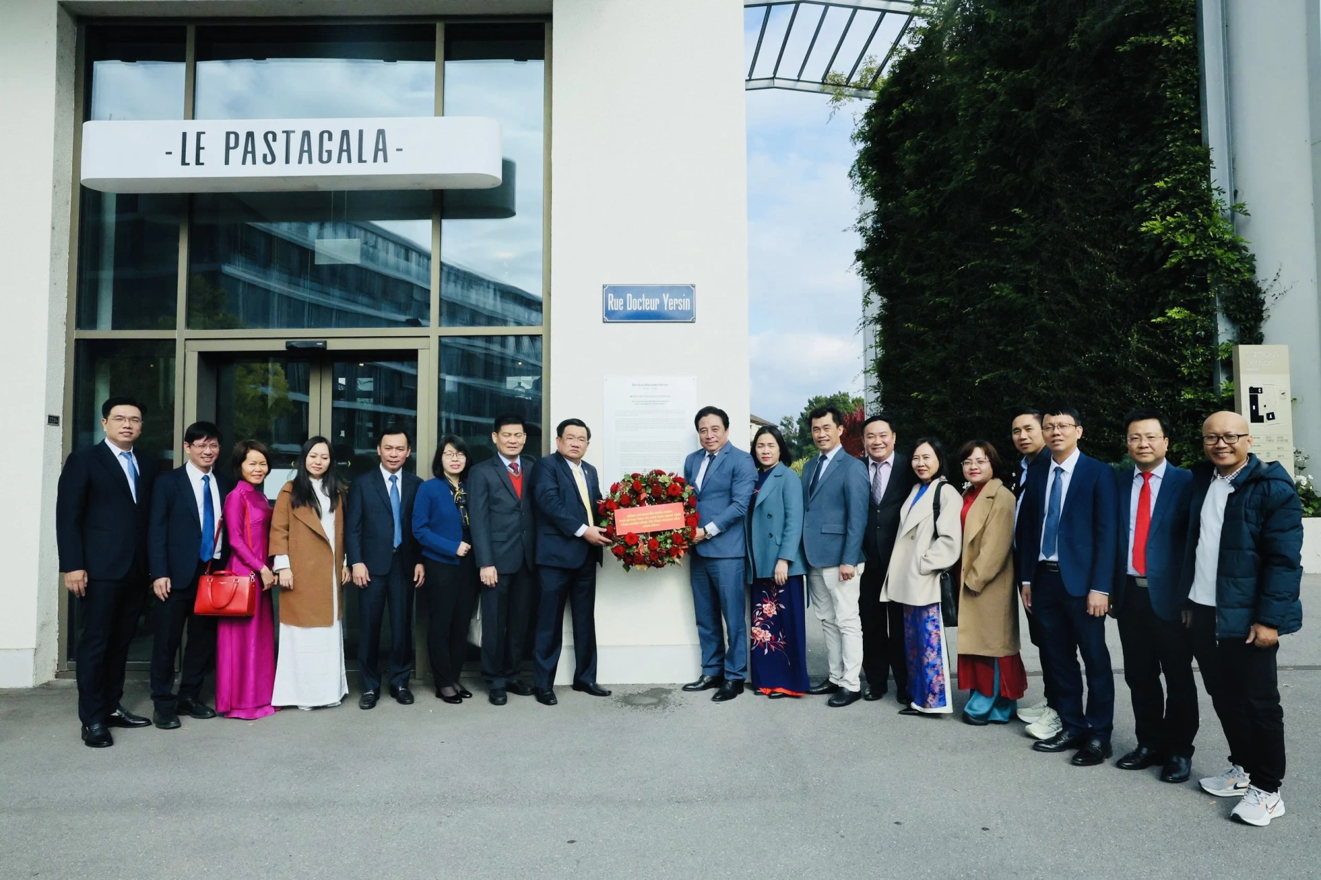 A delegação da província de Khanh Hoa depositou uma coroa de flores em memória de A. Yersin na placa comemorativa na rua que leva seu nome na cidade de Morges.