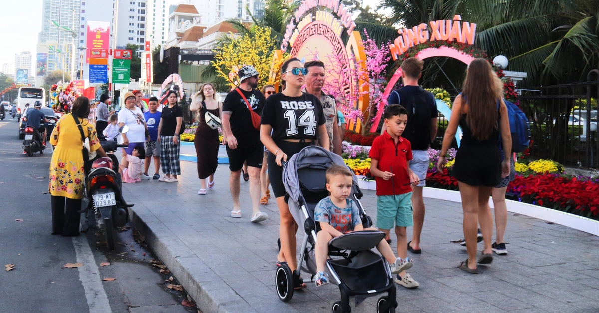 Nha Trang's beaches and islands are bustling in early spring, with group tours booming from after the 6th day of the Lunar New Year. - Vietnam.vn