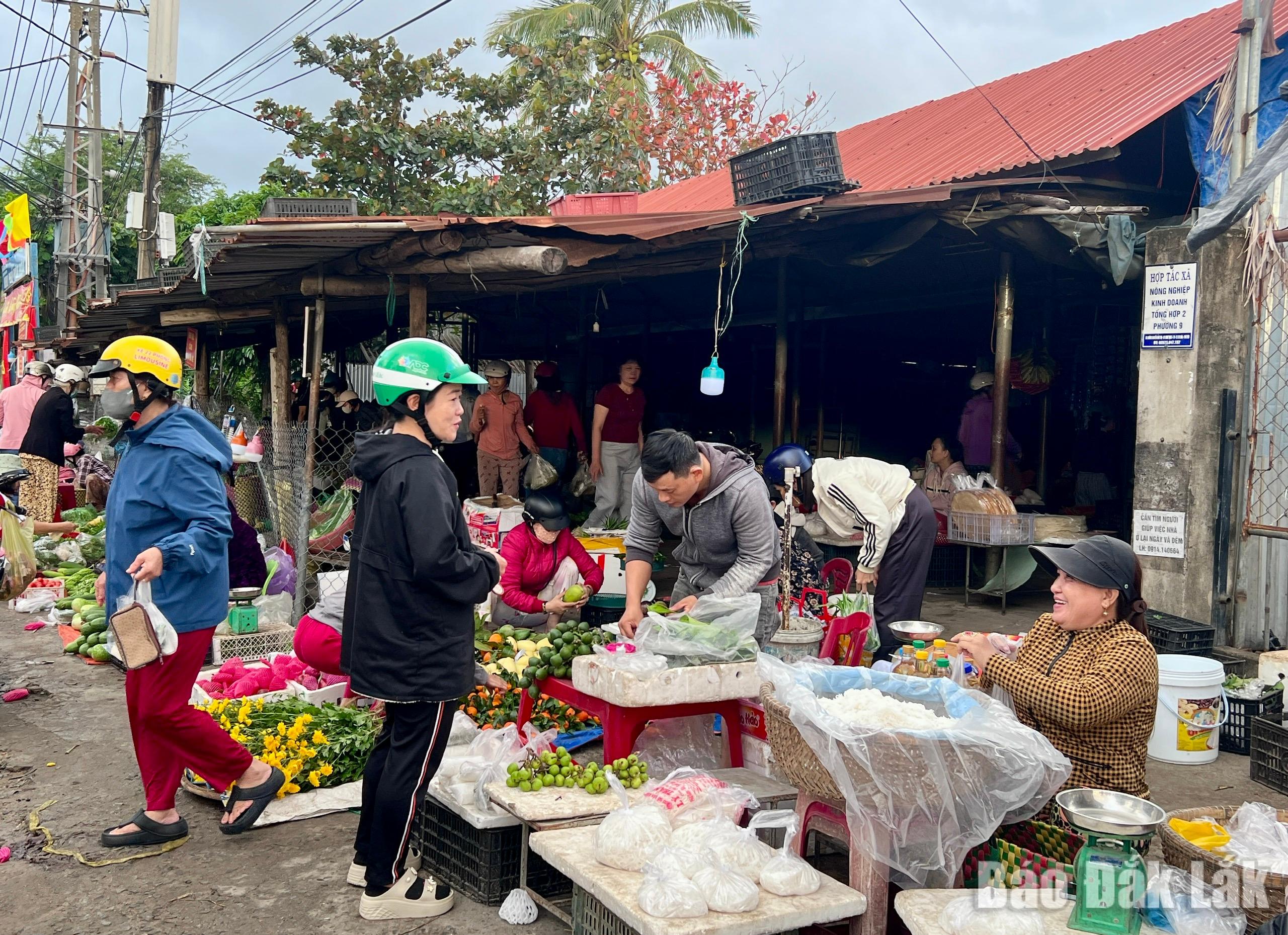 ภาพบรรยากาศการซื้อขายของผู้คนในตลาดแบบดั้งเดิมในเช้าวันที่สามของเทศกาลตรุษจีน