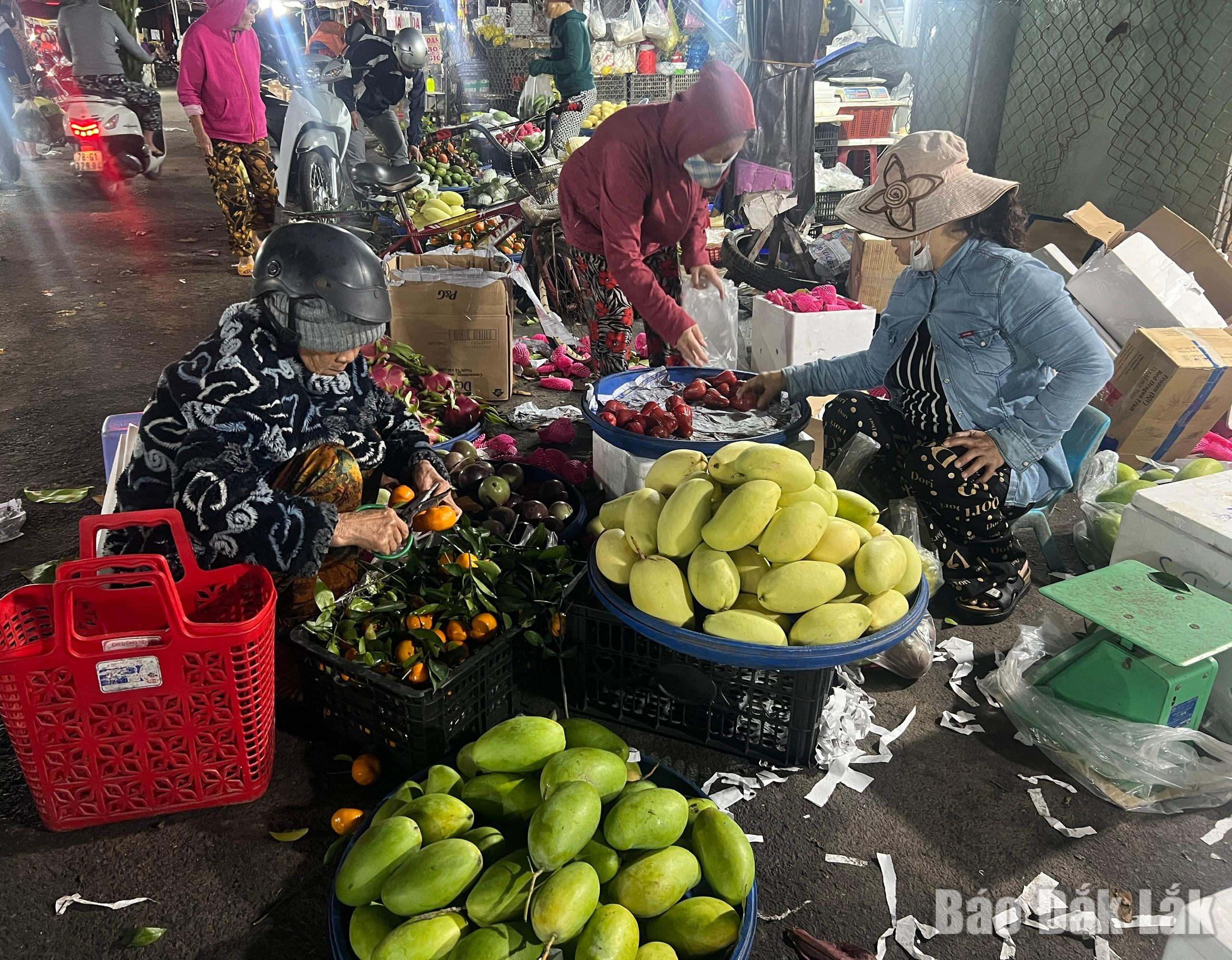 ตั้งแต่รุ่งอรุณ ผู้คนต่างพากันมาที่ตลาดตุ่ยฮวาเพื่อซื้อผลไม้สด