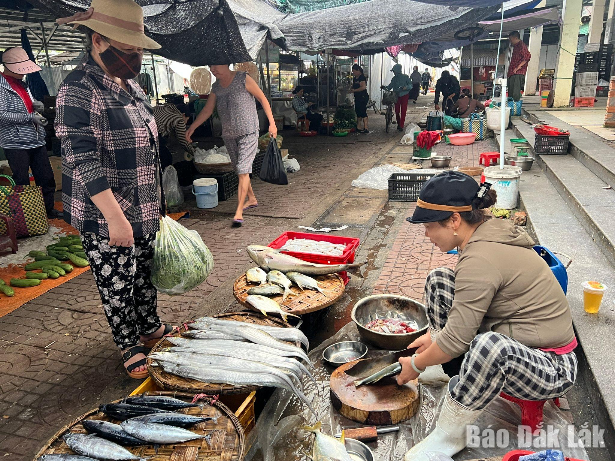 เพื่อตอบสนองความต้องการของคนในท้องถิ่น ผู้ค้าในตลาดเขต 7 จึงจัดจำหน่ายอาหารทะเลสดใหม่และอร่อยหลากหลายชนิด